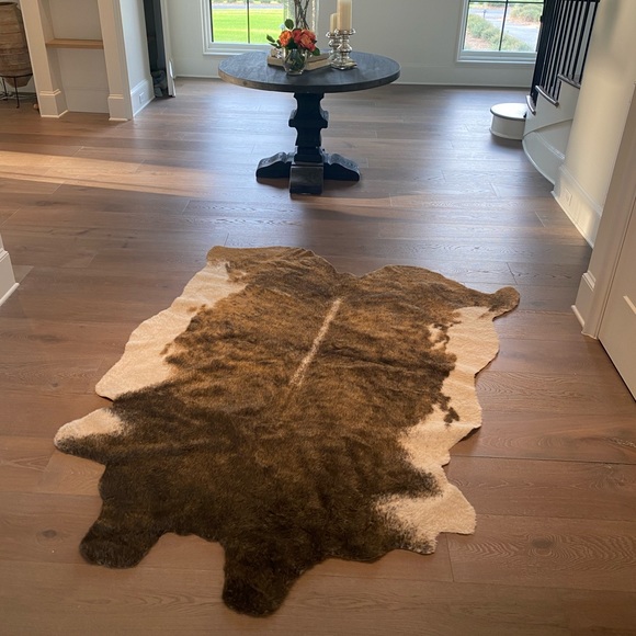 Loloi hide rug in color Camel/Beige. 5’x6’6” 100% Acrylic - Picture 1 of 4